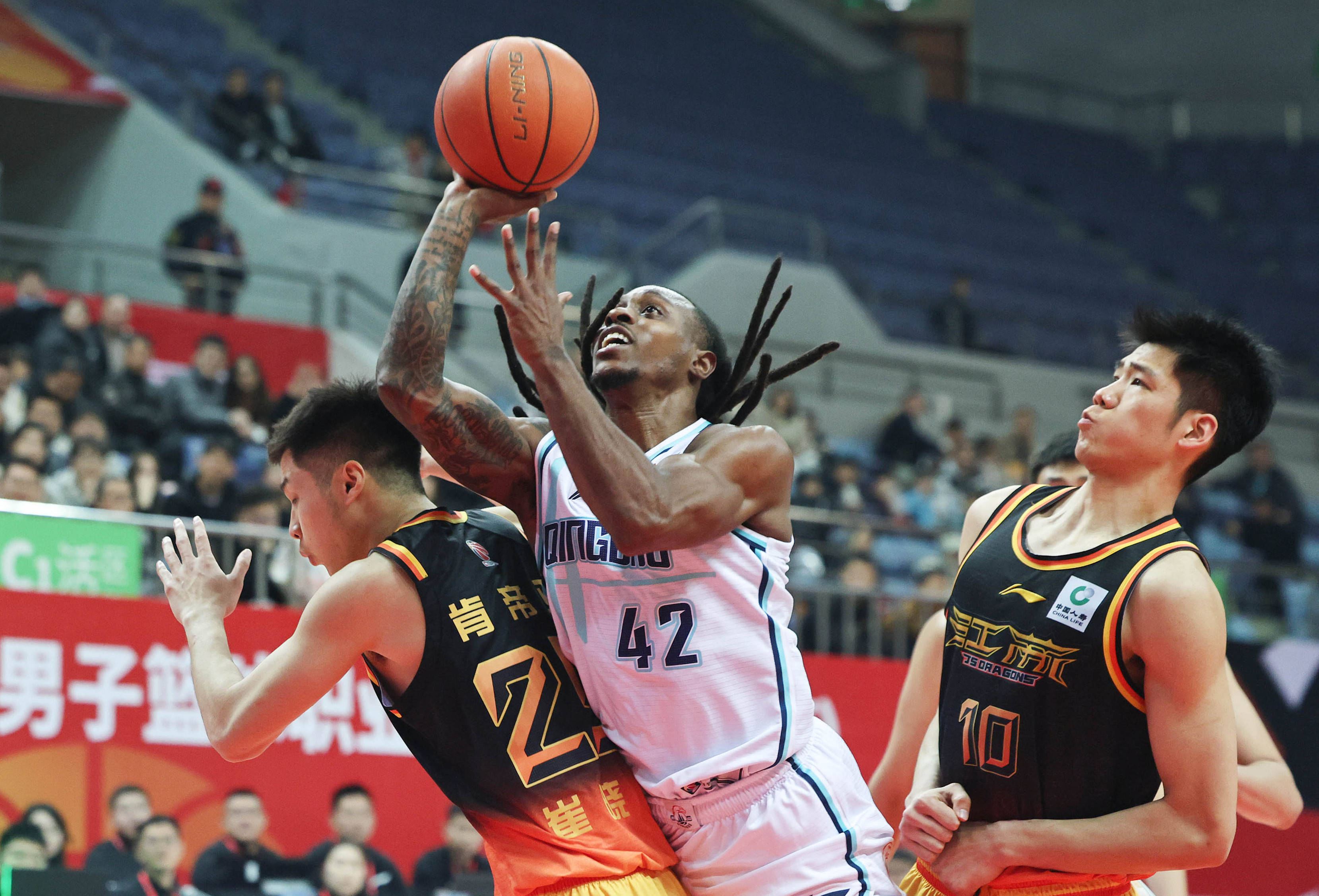 关于今晚突围战来临，广州队围绕CBA常规赛回应争议，态度坚定，身体对抗强度拉满的信息