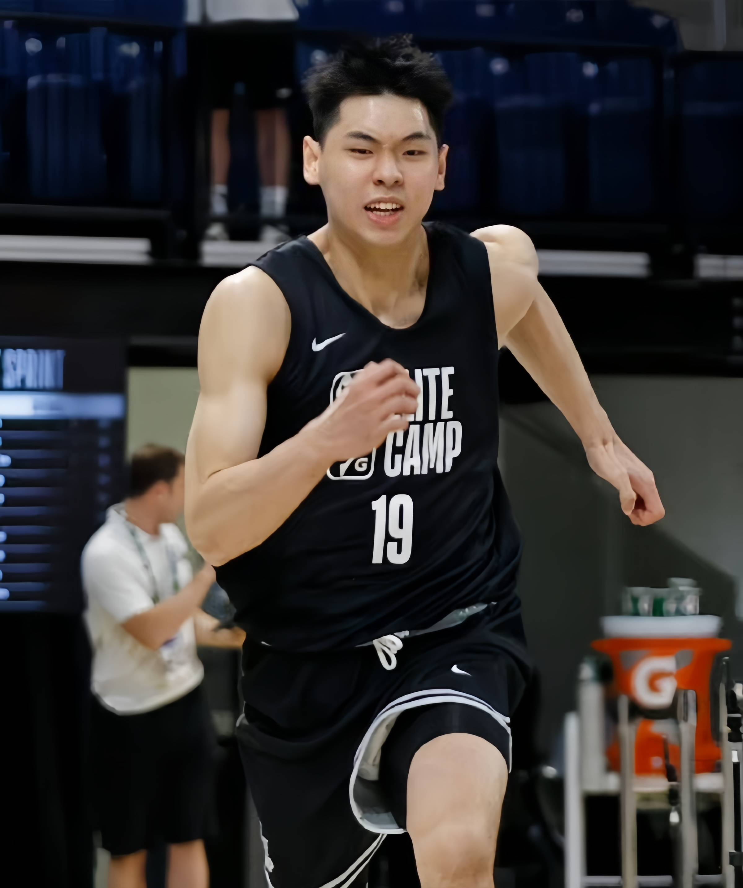 乐动体育入口包含布鲁克林篮网迎CBA常规赛关键赛，转会期外线爆发，话题不断，数据趋势出现新变化的词条