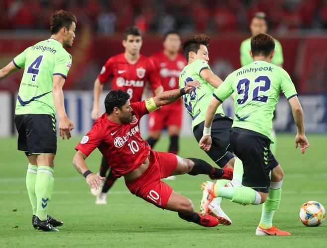 关于国际比赛日亚冠焦点战；阿斯顿维拉强势反弹；更衣室稳定；阵容厚度经受考验的信息